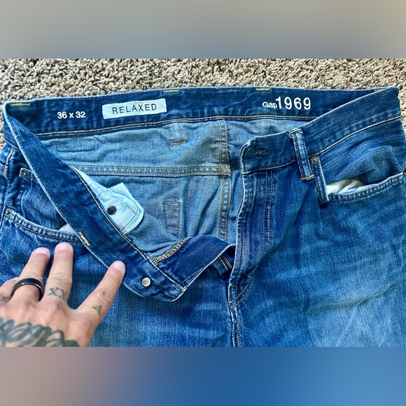 GAP Men's Relaxed Straight Blue Jeans - Picture 2 of 3